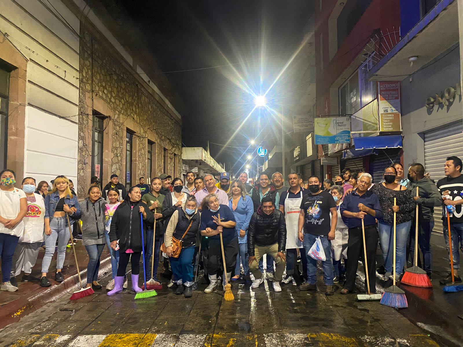 Comerciantes de la Unión de Antojitos Mexicanos de la calle 5 de Mayo realizan jornada de Limpieza.