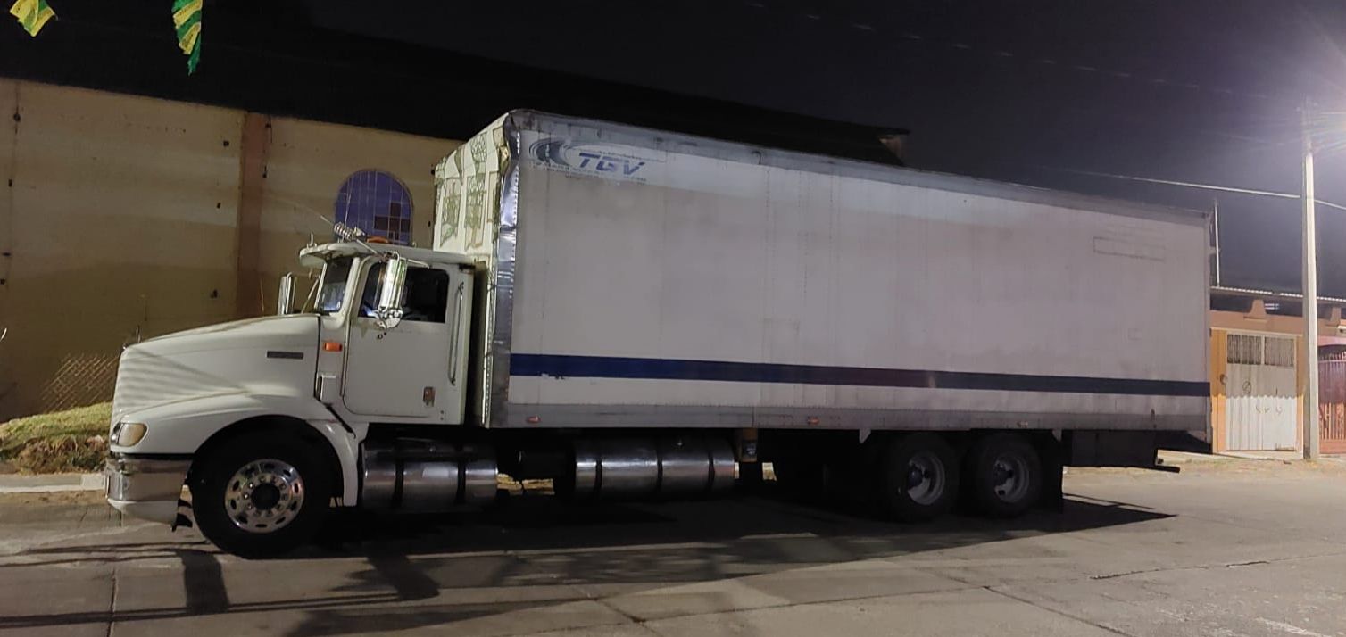 En Uruapan, SSP recupera trailer con reporte de robo.