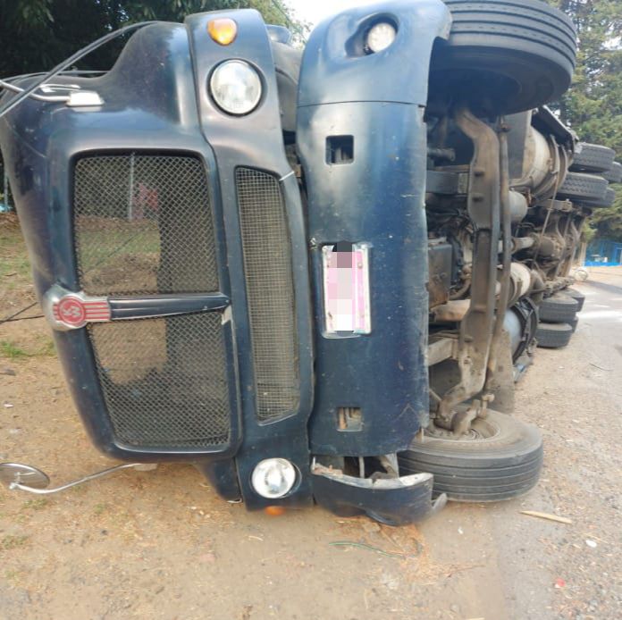 SSP auxilia a chofer accidentado, en Uruapan.
