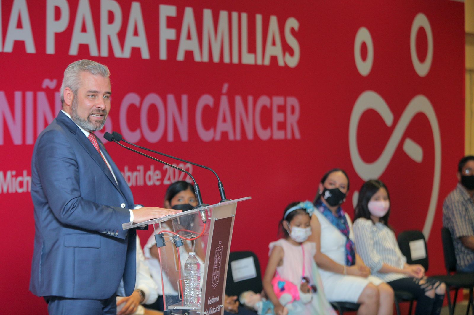 Impulsa Bedolla políticas para el fortalecimiento del bienestar social.