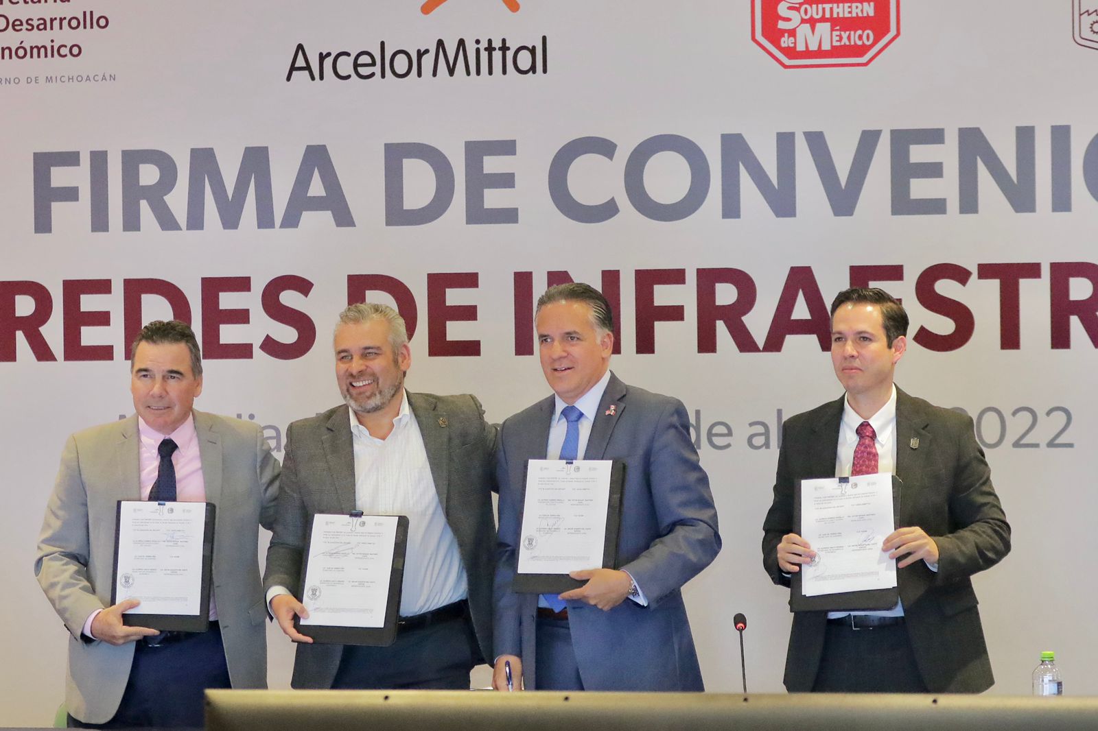 Gobierno de Michoacán, Kansas y Mittal rehabilitarán carreteras de 20 municipios.