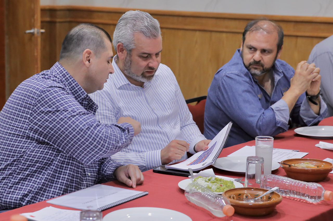 Propone Bedolla acciones para fortalecer a porcicultores michoacanos.