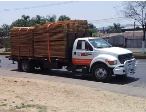SSP asegura vehículo con madera presuntamente ilegal, en Uruapan.