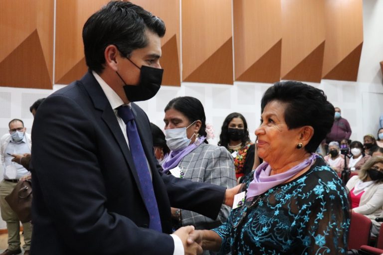 Recibe María Elena Yáñez Santana la distinción como la Mujer Zitacuarense 2022