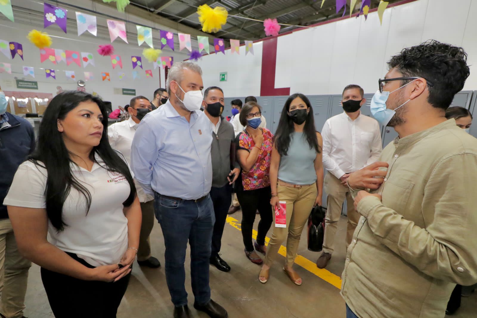 Gobernador de Michoacán visita a desplazados por la violencia en albergues de Tijuana.