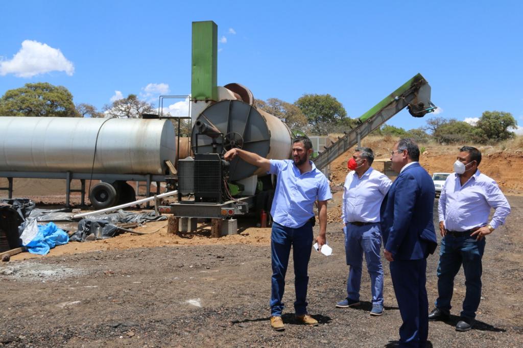 José Luis Téllez supervisó trabajos de instalación de la planta procesadora de material asfáltico en los terrenos de la feria y el bacheo del camino que conduce al ITSCH