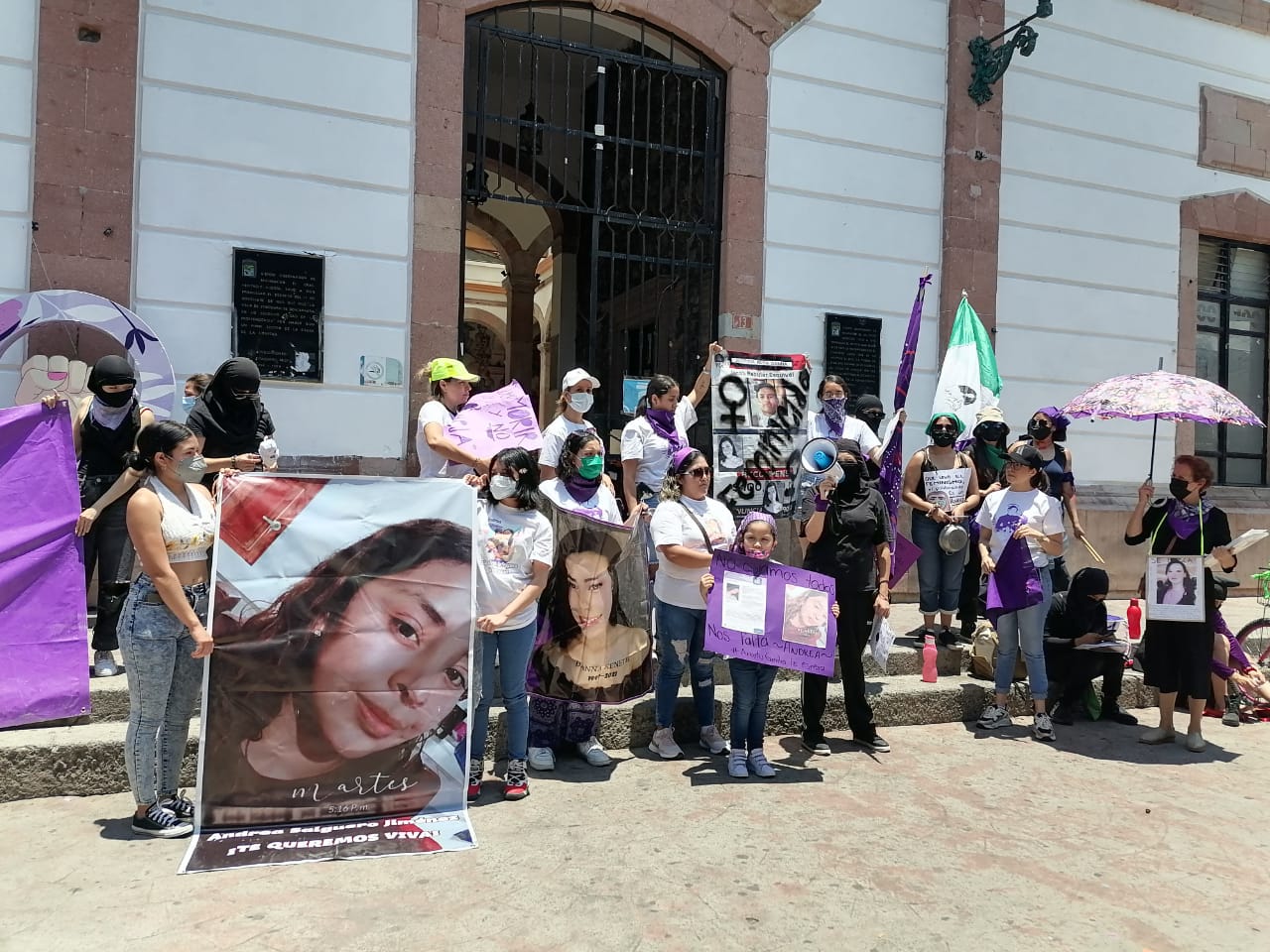 Colectivo Heroica Revolución realizó marcha ante desaparición de mujeres en Zitácuaro