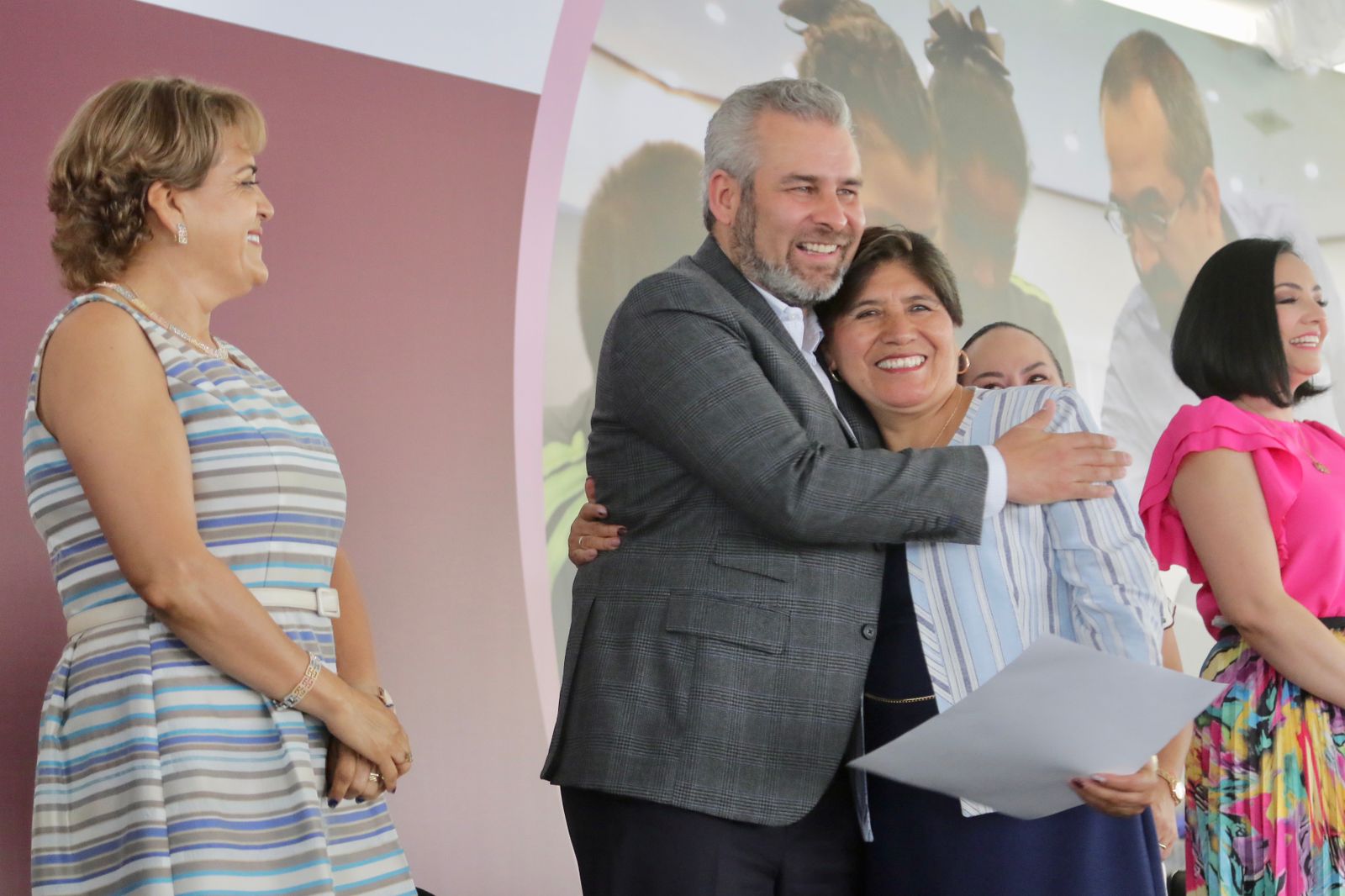 Bedolla llama a docentes a convertir la educación en instrumento de paz en Michoacán