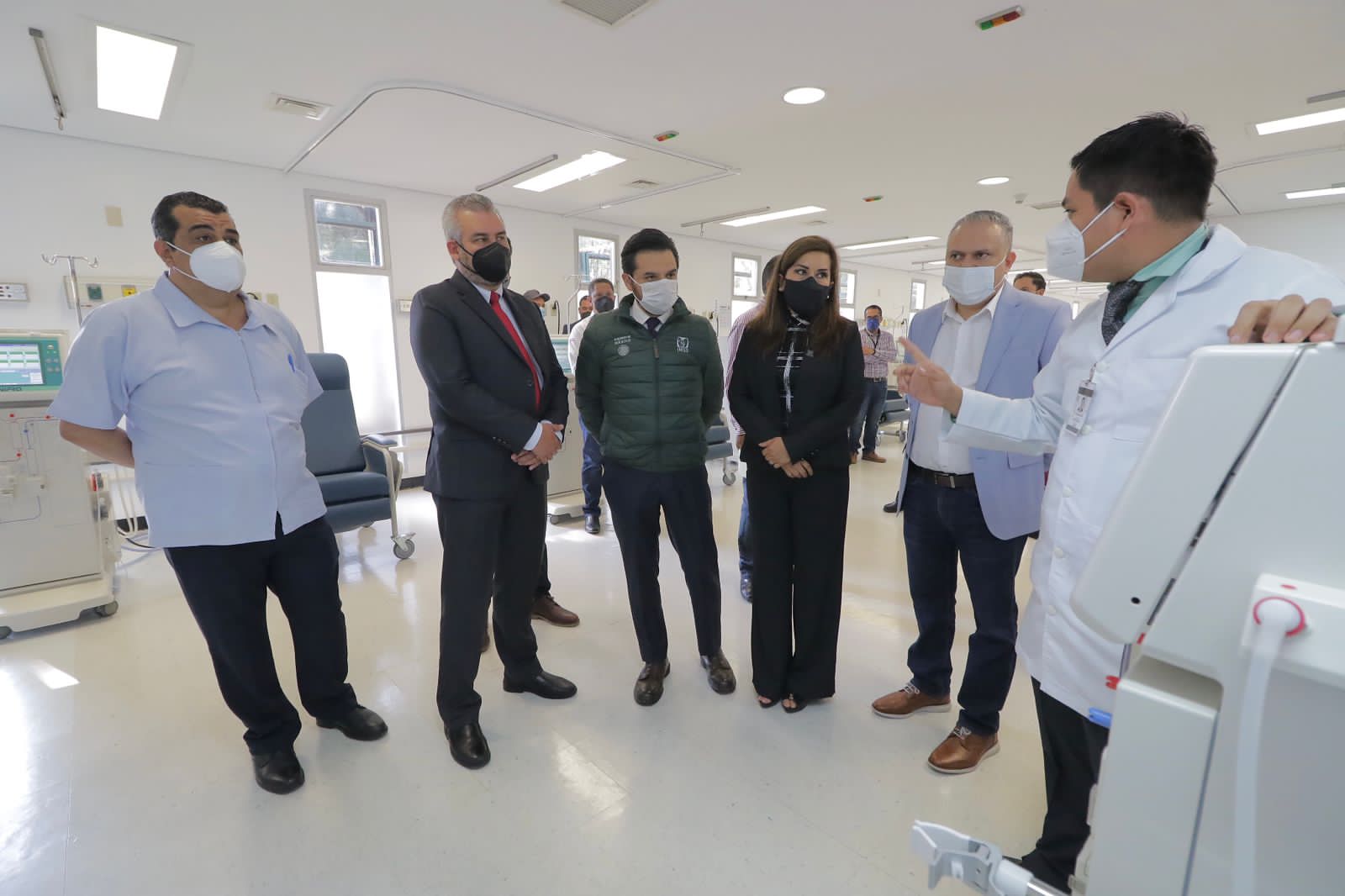 Inauguran Bedolla y Zoé Robledo Centro de Hemodiálisis en Morelia