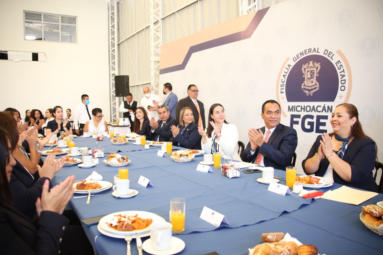 Madre y profesionista, un desafío de constancia y compromiso: Fiscal General