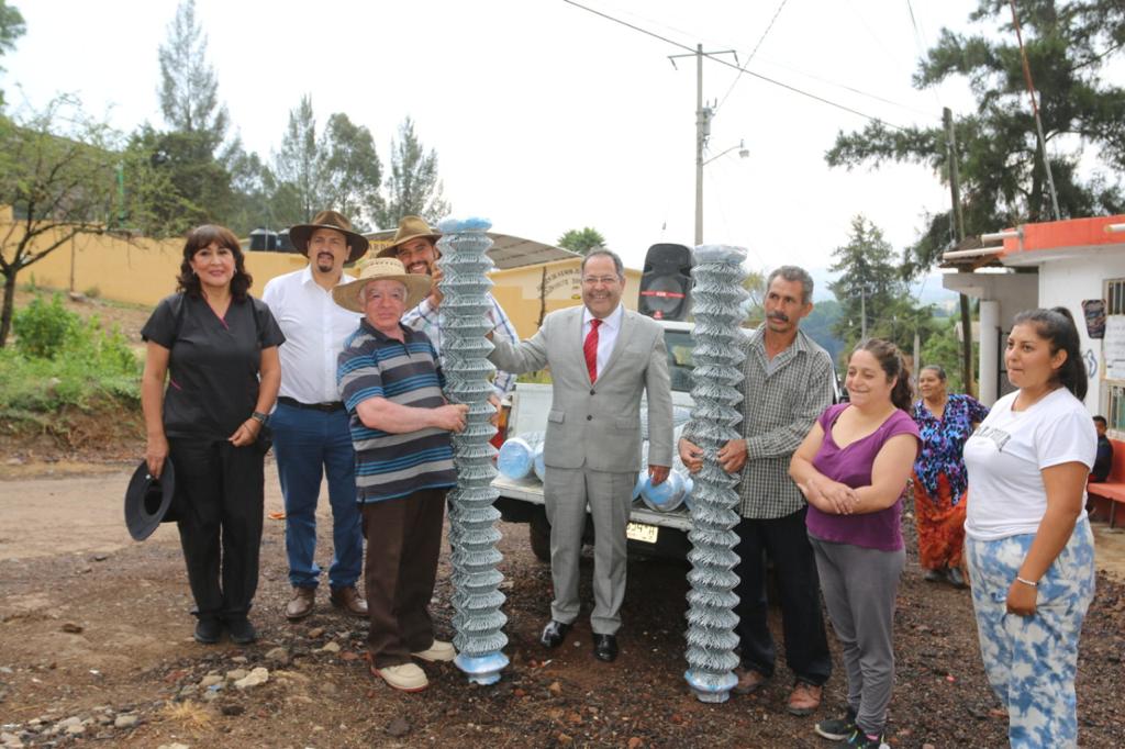 José Luis Téllez entregó 10 rollos de malla ciclónica a pobladores de la Comunidad de Caleras