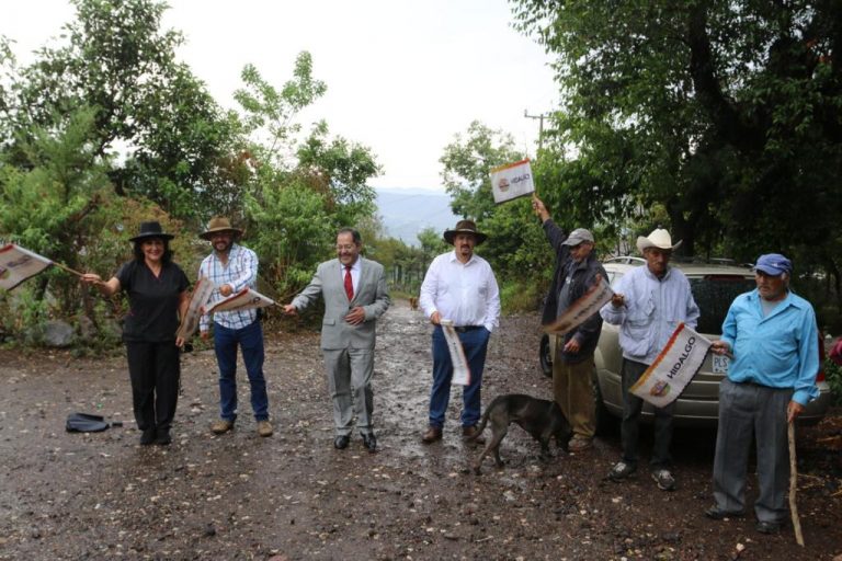José Luis Téllez dio el banderazo de arranque a la construcción de la primera etapa de roderas en el camino de acceso principal de la localidad Las Huertas de Huaniqueo