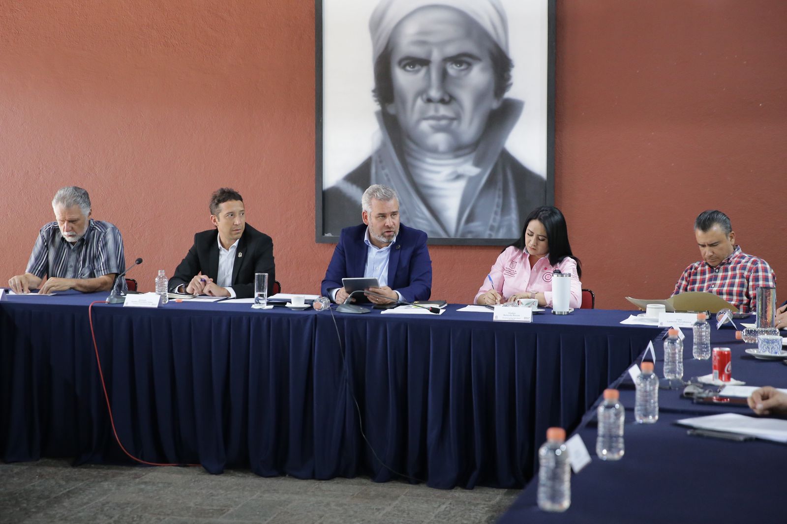 Bedolla y transportistas buscan alternativas para agilizar la movilidad en distribuidores viales en construcción.