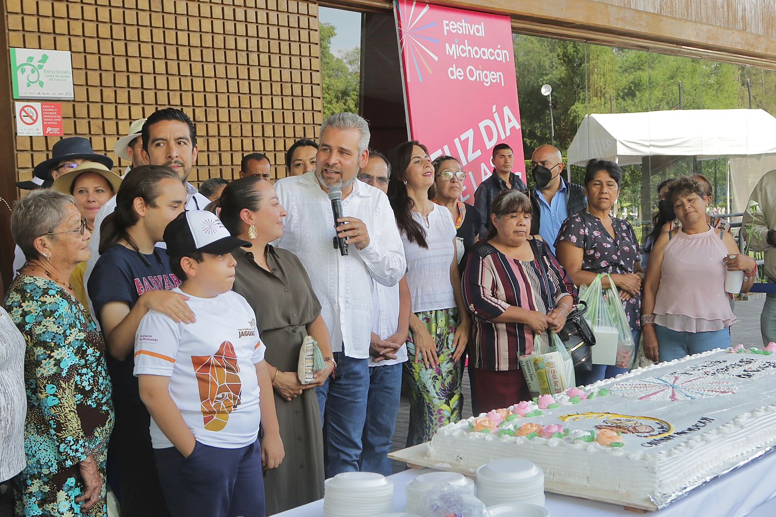 Festeja Bedolla a mamás en el Festival Michoacán de Origen.