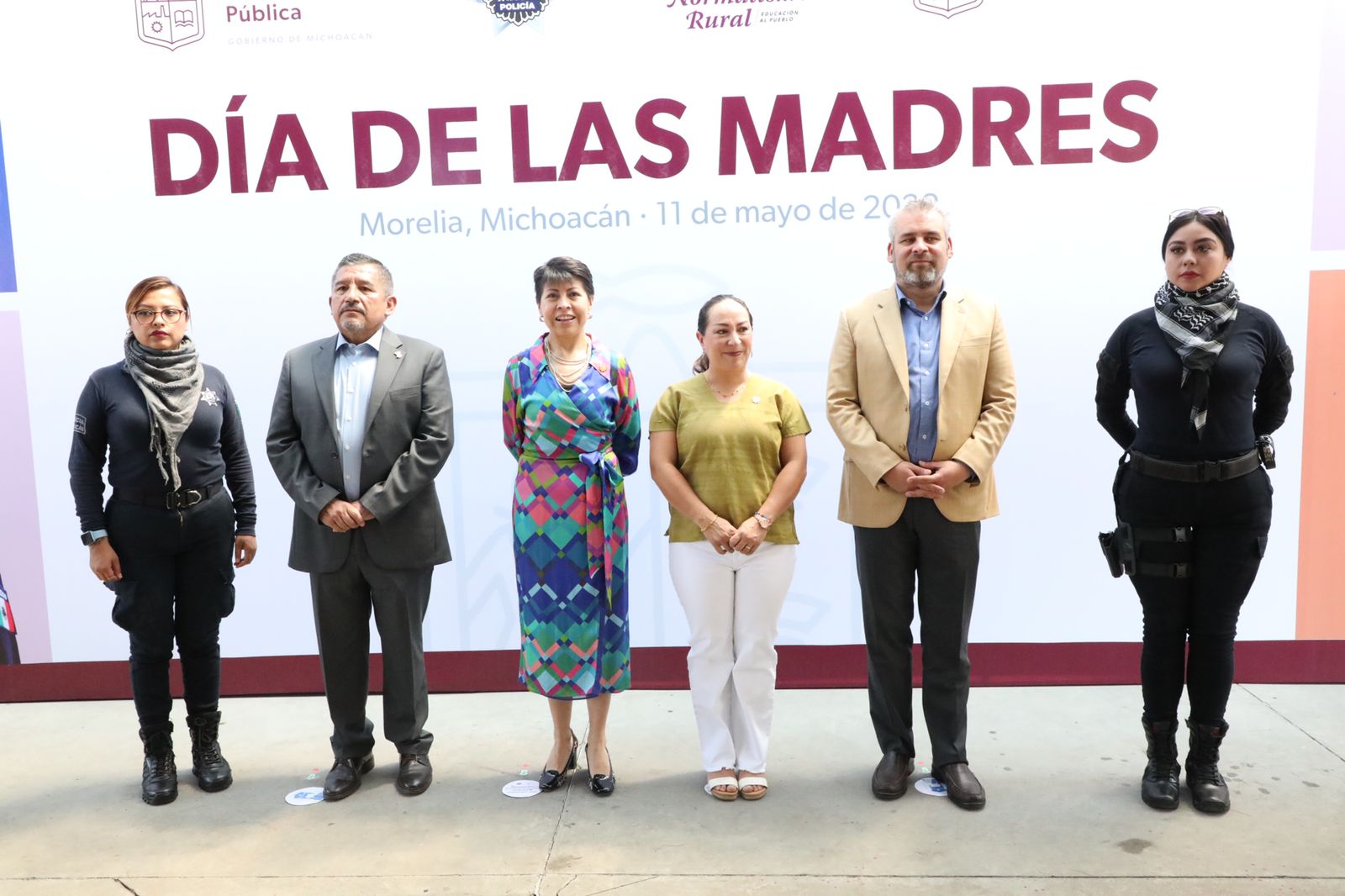Entre música y presentes, celebra el Día de las Madres el gobernador con personal de la SSP.