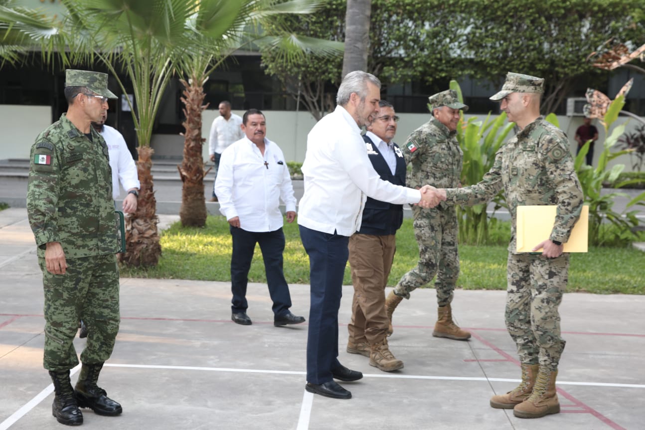 Encabeza gobernador de Michoacán reunión de seguridad en Apatzingán.