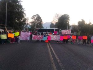 Habitantes de La Soledad de Tuxpan bloquean Carretera Tuxpan – Zitácuaro.