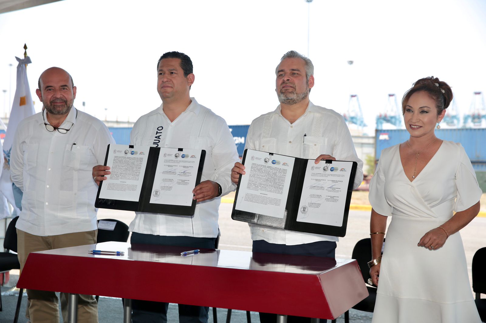 Puertos de Lázaro Cárdenas y Silao, Guanajuato, acuerdan hermanamiento comercial.