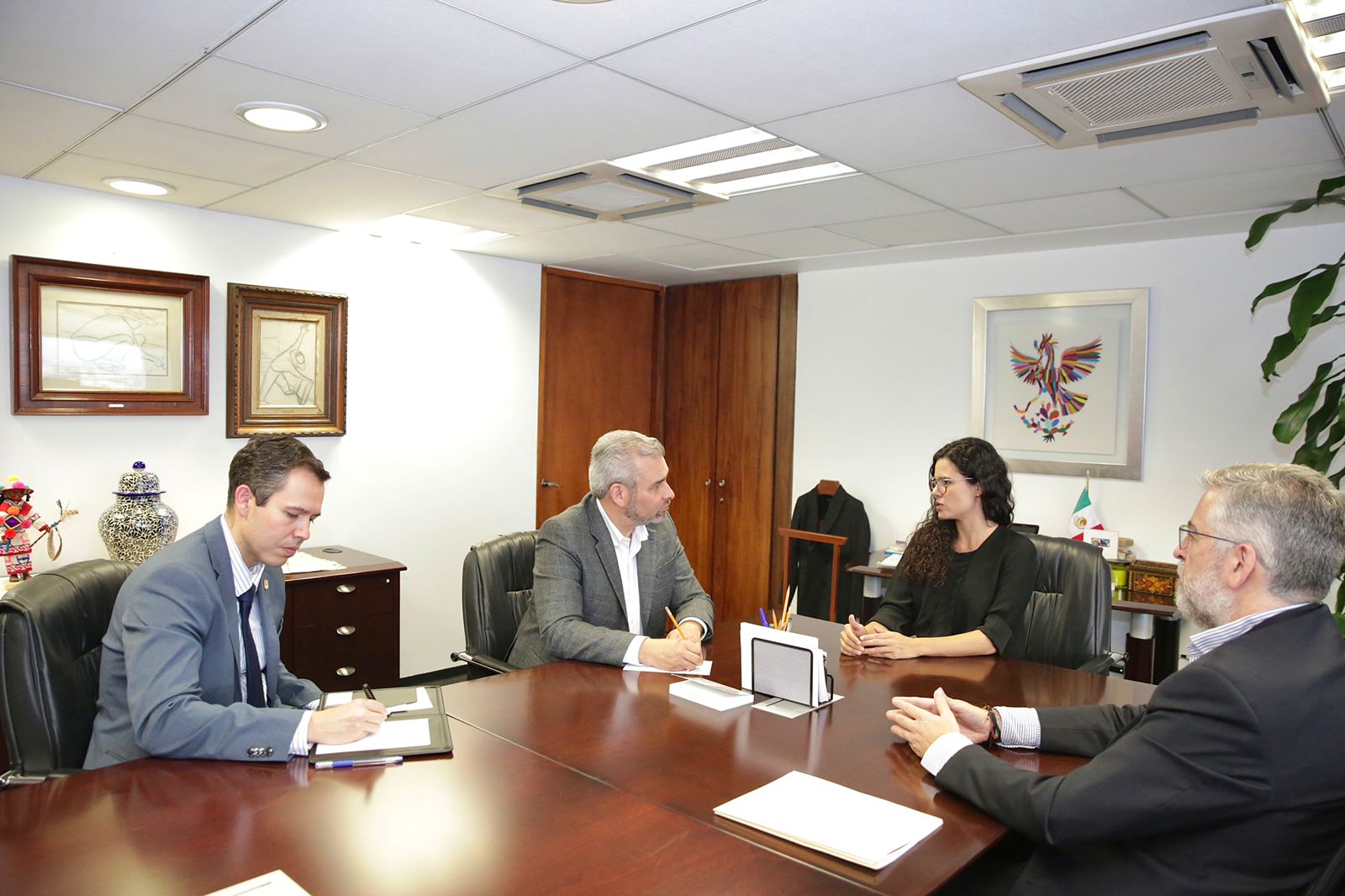 Bedolla revisa con STPS proceso para dar seguridad social a jornaleros agrícolas.