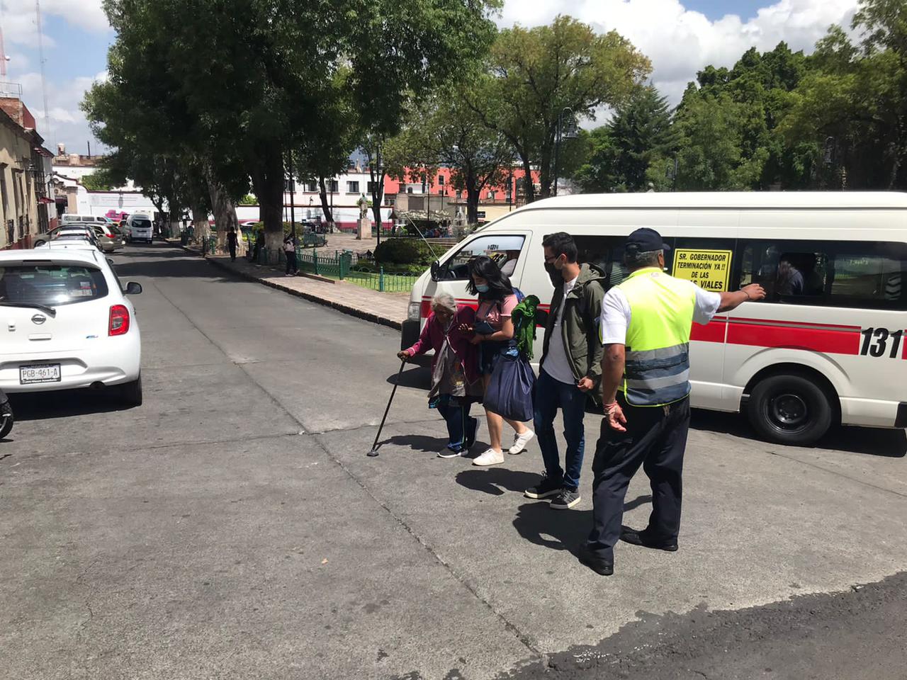 Elementos de SSP realizan labores en apoyo a peatones, en el Centro Histórico de Morelia