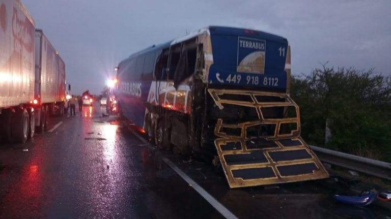 Un tráiler pipa chocó por alcance contra un autobús que estaba descompuesto en la autopista México – Guadalajara