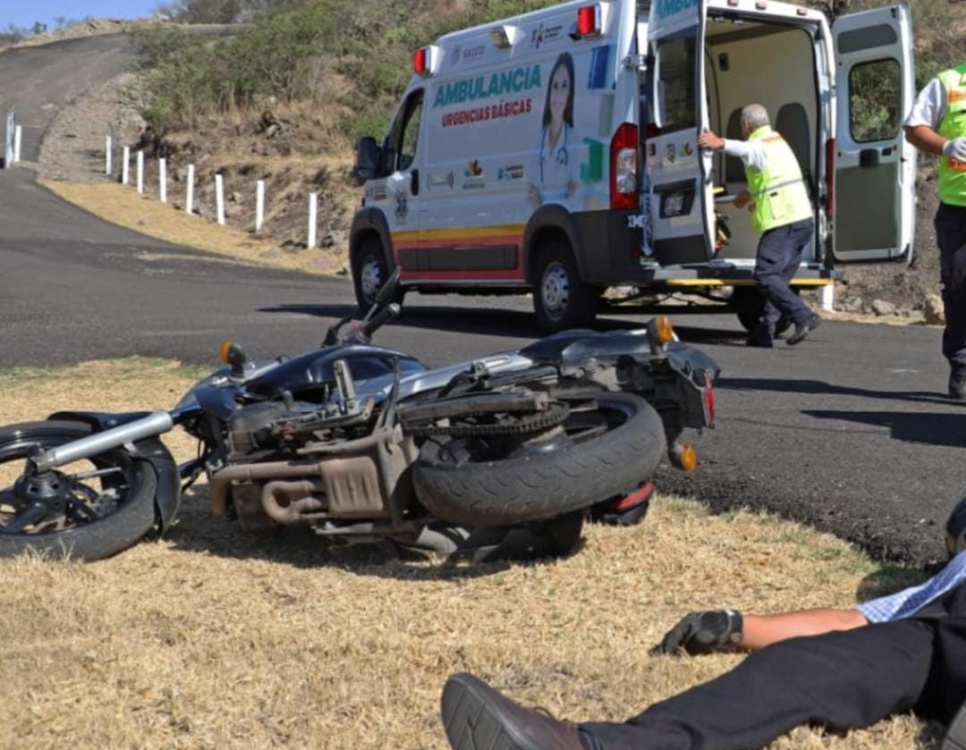 Una pareja que viajaba en una motocicleta perdió la vida en choque contra camioneta