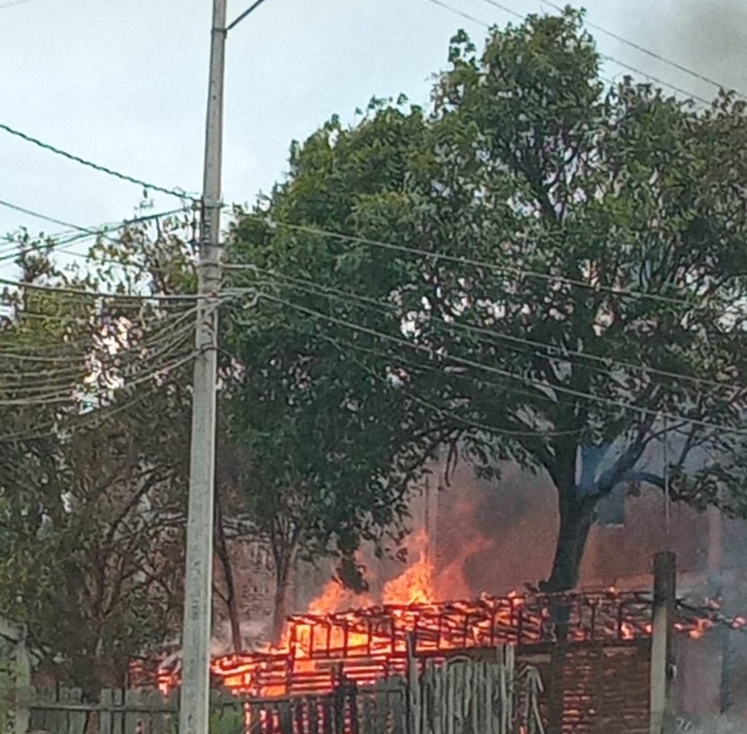 Daños materiales al incendiarse una casa de madera en Cd. Hidalgo