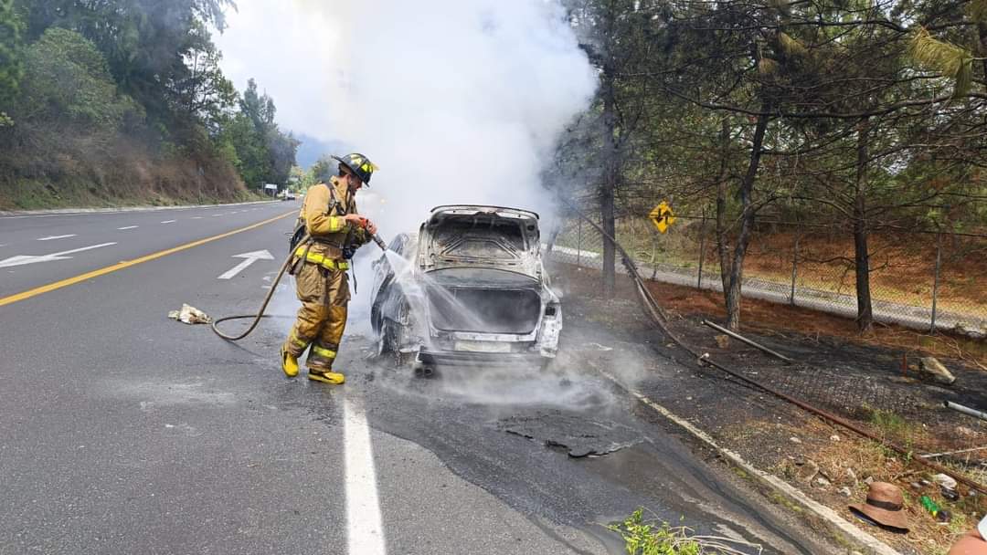 Bomberos combatió el fuego que consumió un vehículo que al parecer sufrió falla mecánica