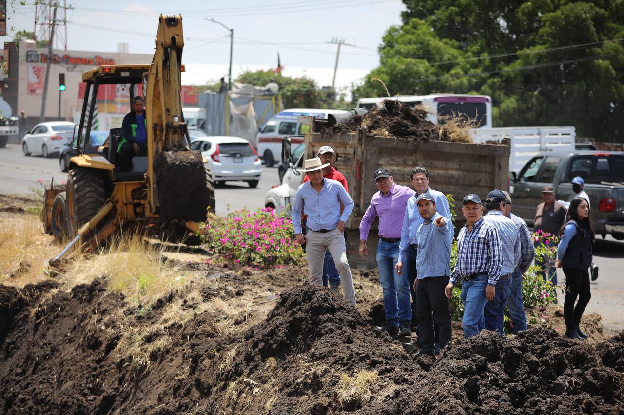 Alfonso Martínez supervisa limpieza integral de canal pluvial en Libramiento Norte