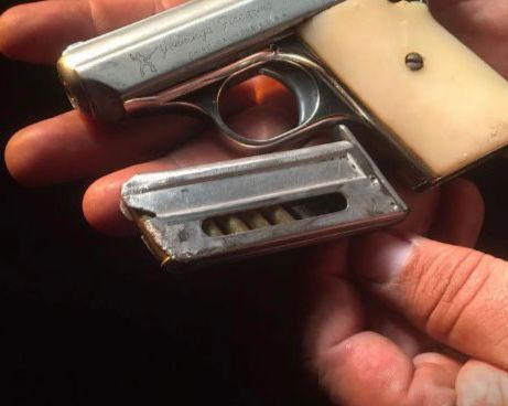 En Pátzcuaro, SSP detiene a dos en posesión de arma de fuego, droga y vehículo