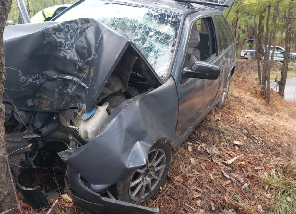 Auto Compacto se impacta contra un árbol en la Carretera Cd. Hidalgo – Pucuato; hay tres personas lesionadas