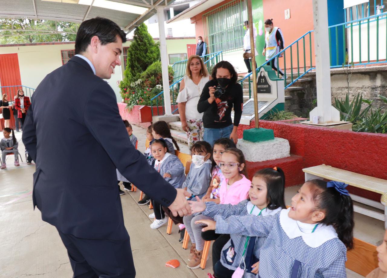 Entrega Toño Ixtláhuac equipo y material educativo en el preescolar Samuel Ramos