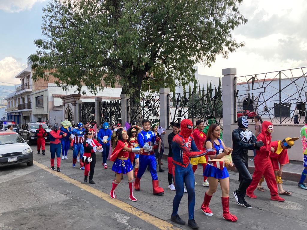 La facultad de Cultura Física y Deporte de la UVAQ realizó caravana y festival de disfraces