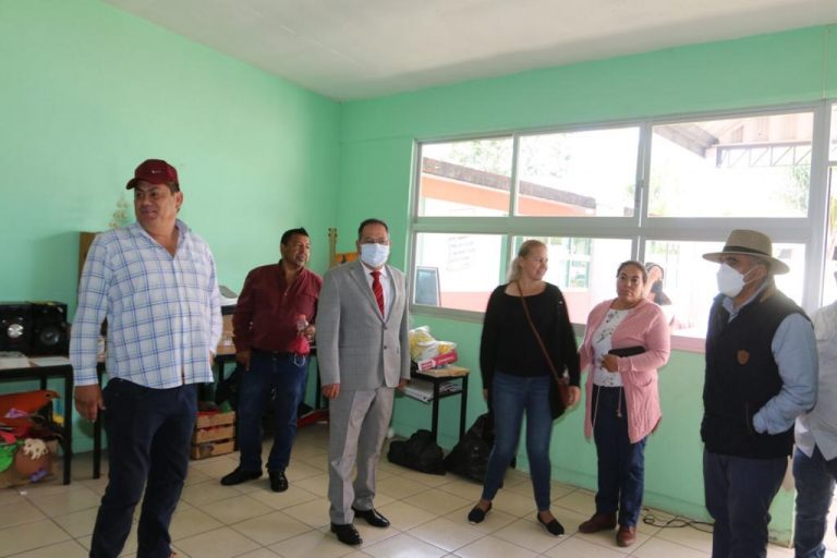 José Luis Téllez visitó la Escuela Primaria Educación y Patria, en la Tenencia de San Antonio Villalongín