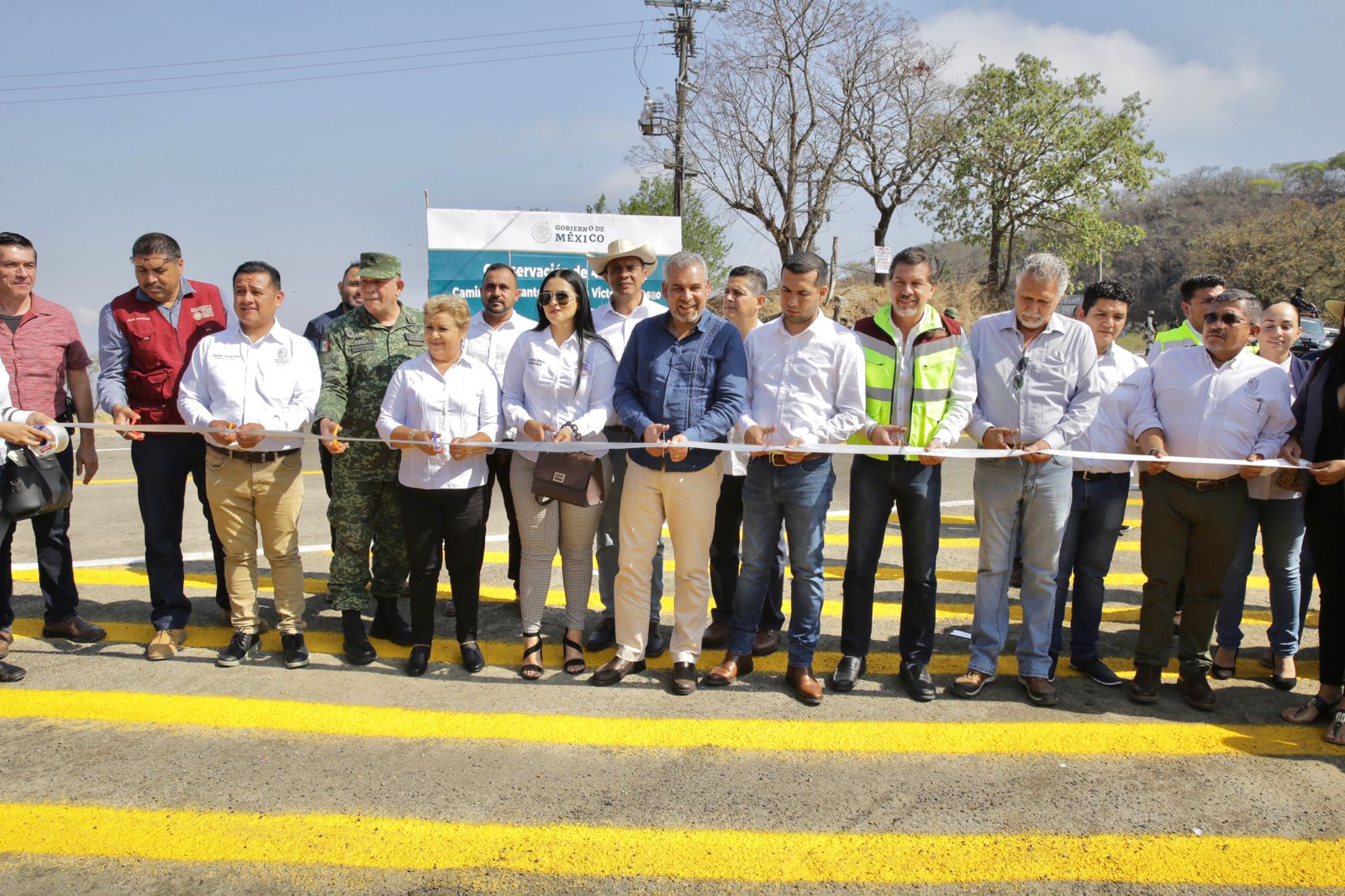 Inaugura Bedolla rehabilitación de tramo carretero en Chinicuila.