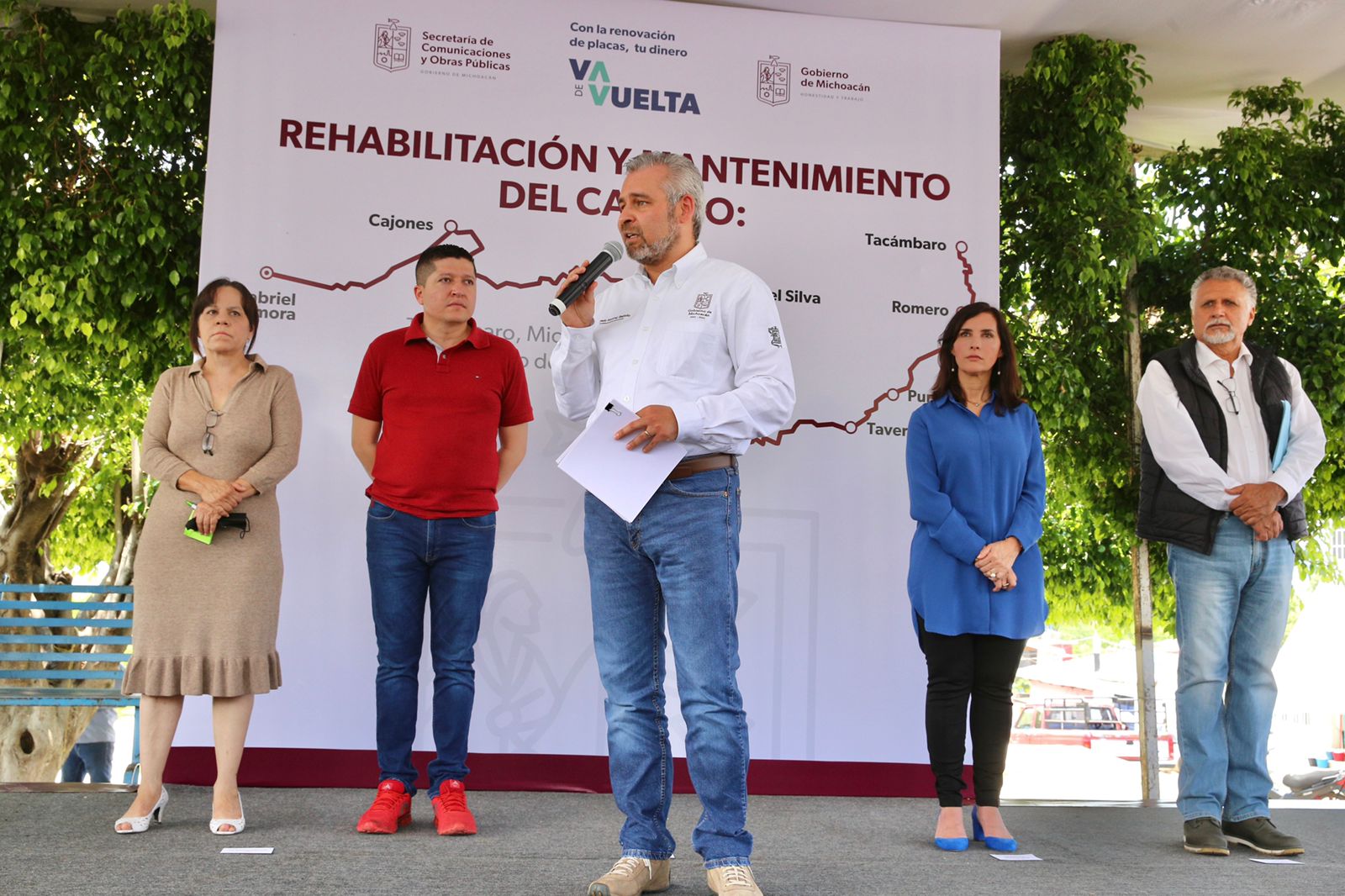 Arranca Bedolla rehabilitación de carretera Tacámbaro-Gabriel Zamora.