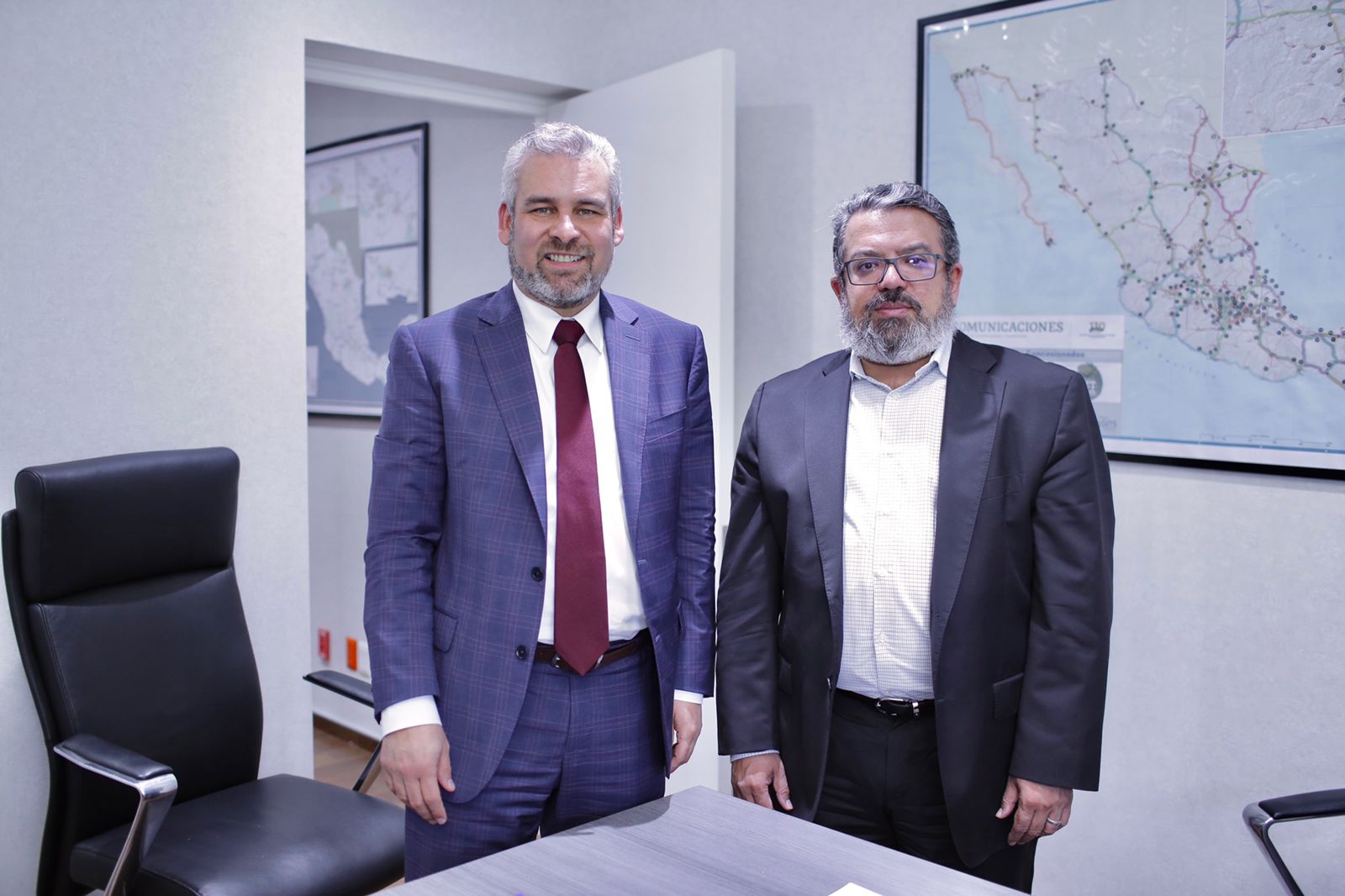Revisan Bedolla y subsecretario de SCT el plan carretero para Aguililla.