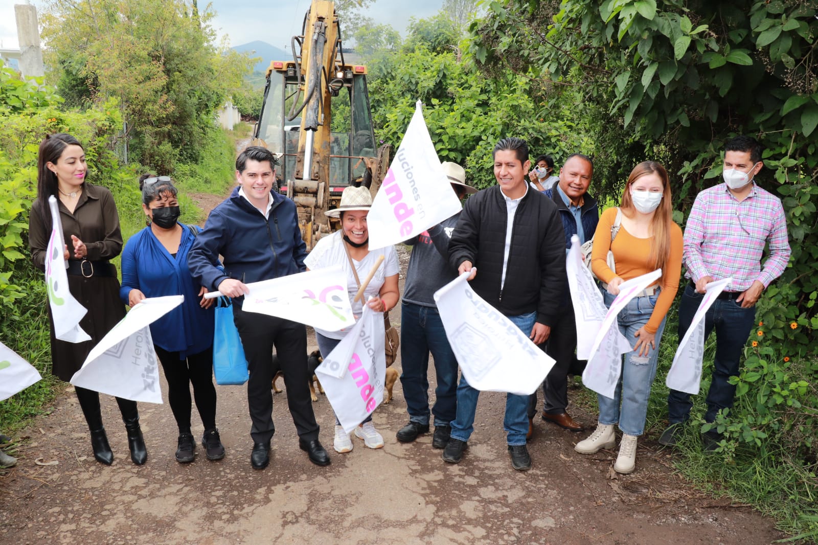 Inicia gobierno de Toño Ixtláhuac construcción de caminos en comunidades