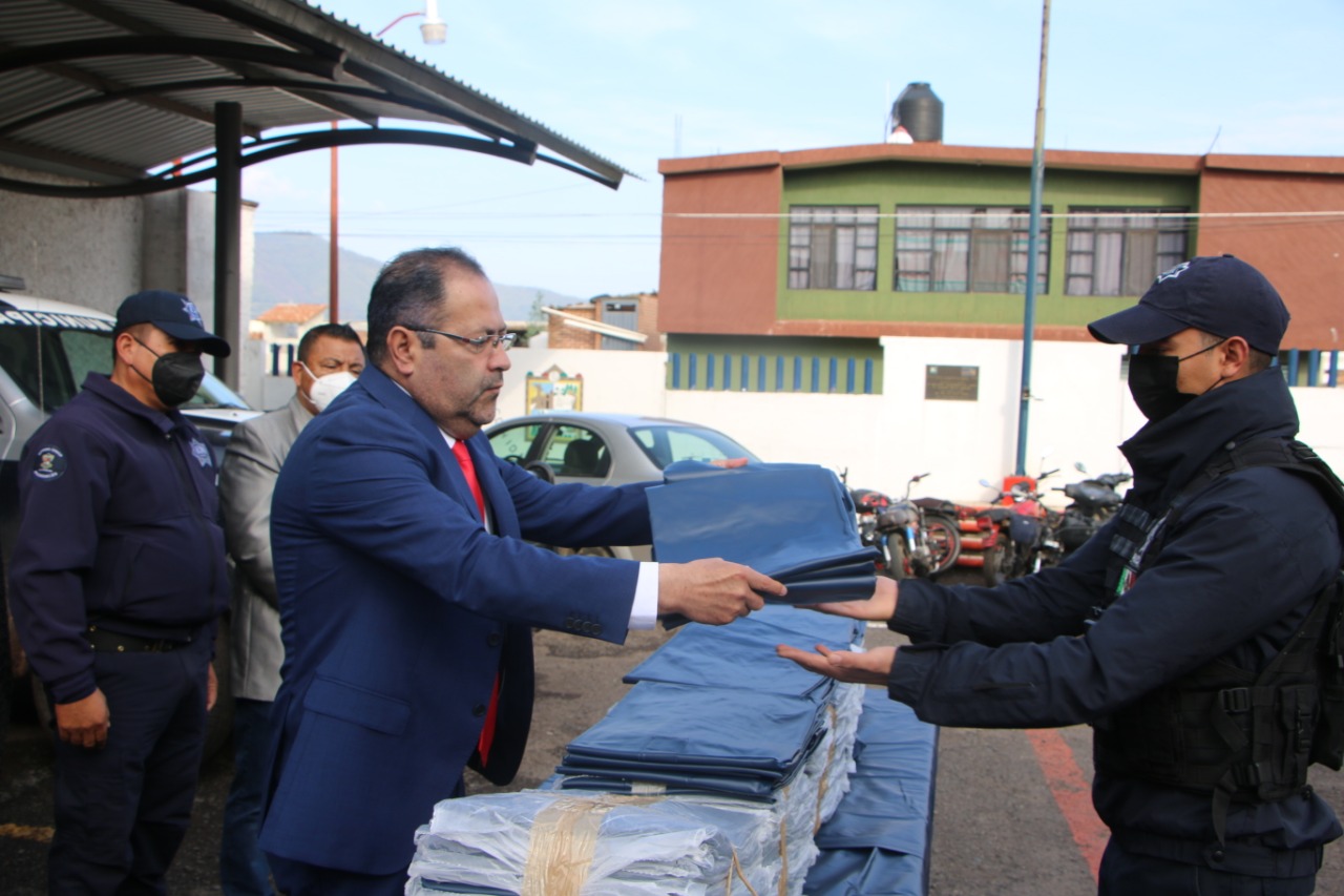 José Luis Téllez entregó 120 impermeables a elementos de Seguridad Pública y Tránsito Municipal