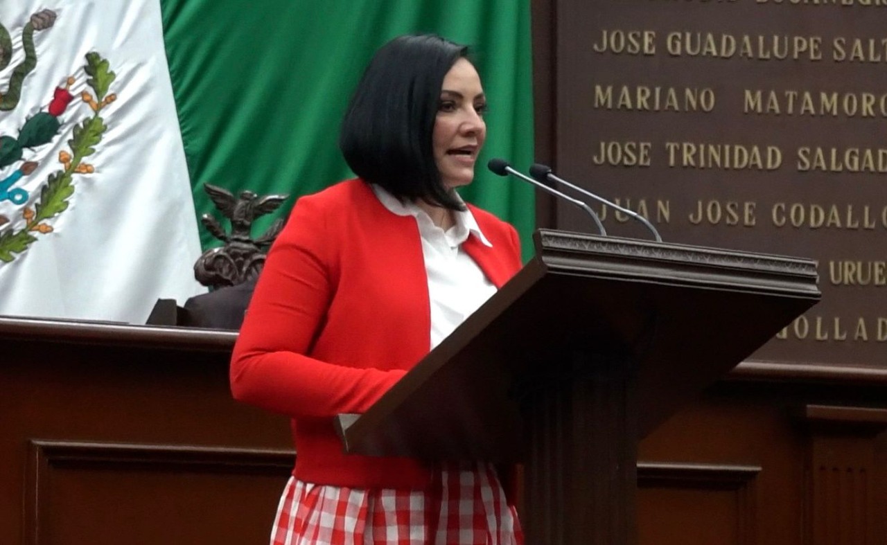 Busca diputada Adriana Hernández garantizar autonomía para UMSNH desde la Constitución