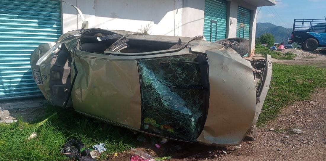 Dos menores murieron y dos mujeres resultaron lesionadas al volcar un automóvil en Tuxpan