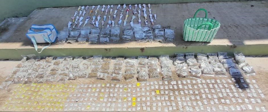En acción interinstitucional, se aseguraron 2.5 kilos de marihuana y 304 dosis de metanfetamina