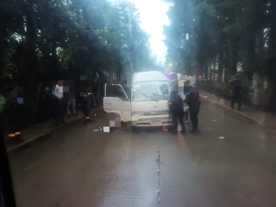 Sujetos armados atacan a balazos a dos hombres y una mujer que viajaban a bordo de una camioneta