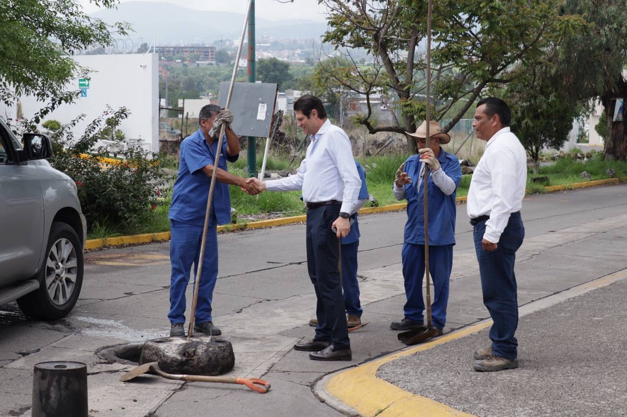En menos de 24 horas, Alfonso Martínez instruye reparación y mejora de Avenida Universidad para evitar encharcamientos