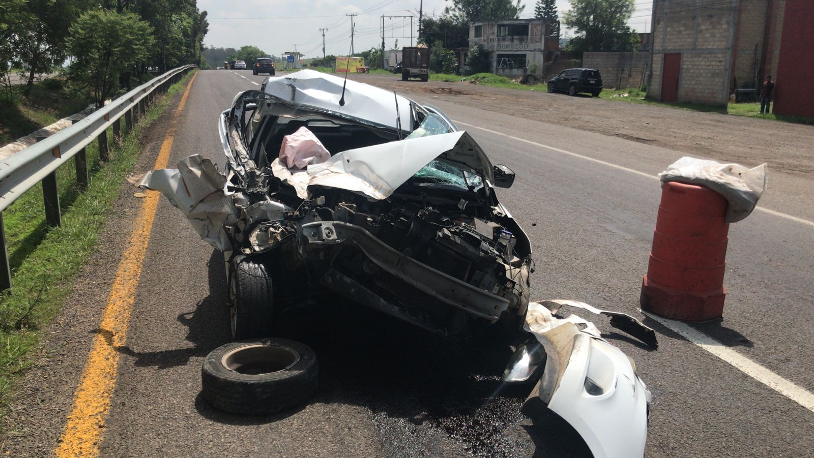 Se registró choque entre un vehículo compacto y una camioneta, dejando una mujer lesionada y cuantiosos daños materiales