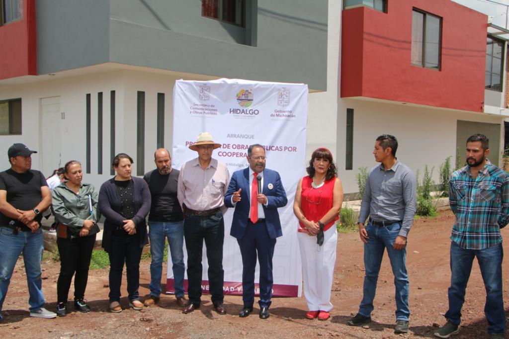 José Luis Téllez y Rubén Iván dieron el banderazo a los trabajos de la construcción del pavimento de la Avenida Los Ángeles