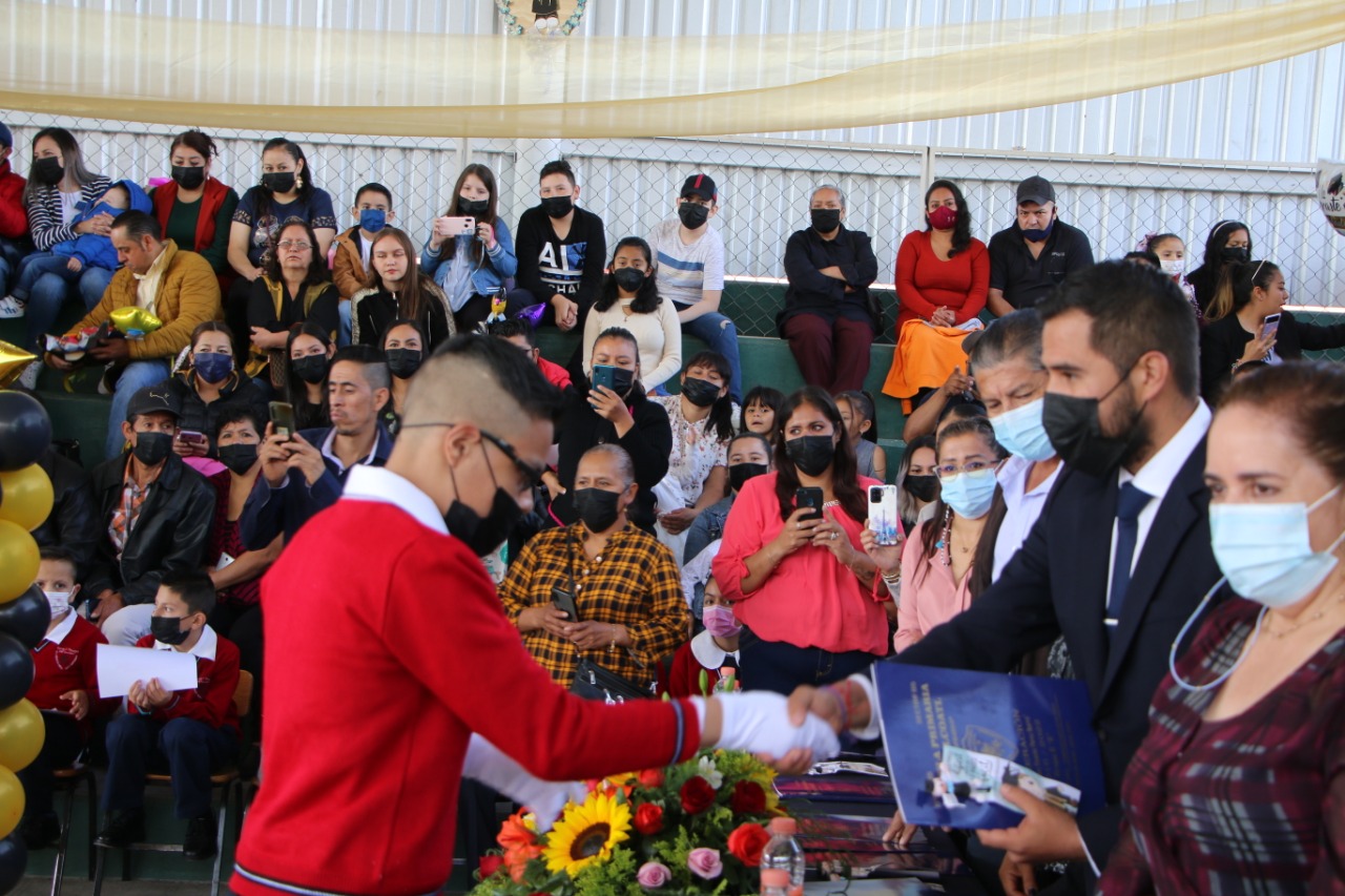 Luis Gildardo López asistió a la ceremonia de fin de curso del ciclo escolar 2021-2022 y de la Generación 2016-2022 de la Escuela Primaria Quetzalcóatl