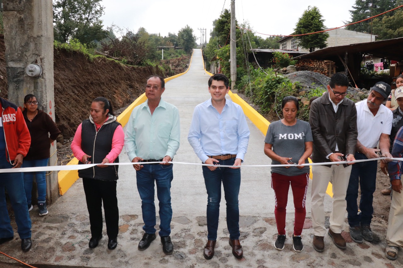 Entrega Toño Ixtláhuac camino de acceso a La Colonia, en Aputzio de Juárez