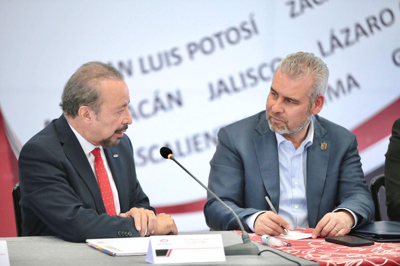 Ratifica Bedolla coordinación con la CMIC para trabajar obra pública.