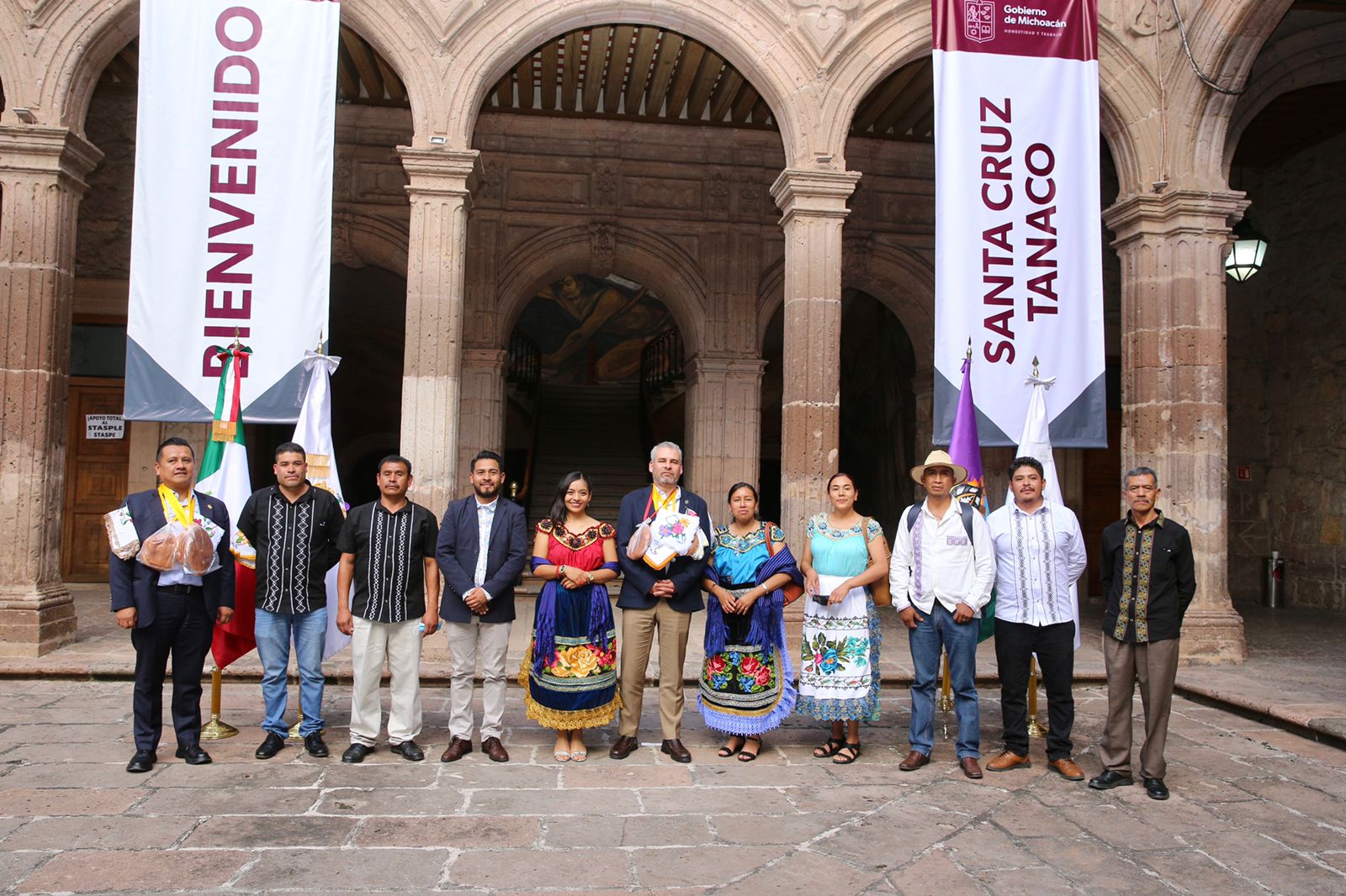 Llama Bedolla a comunidades con autogobierno a ejercer su presupuesto con transparencia.